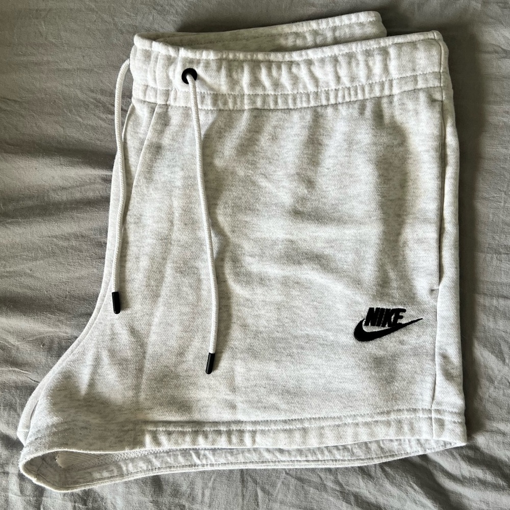 NIKE Essential Sportswear Shorts